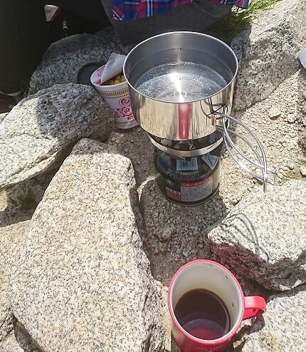 頂上でのコーヒーとカップヌードル
