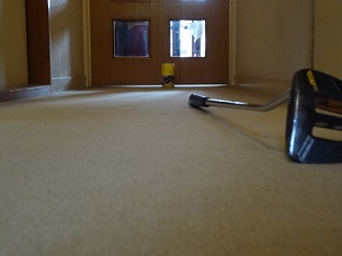 マンションの絨毯とパター