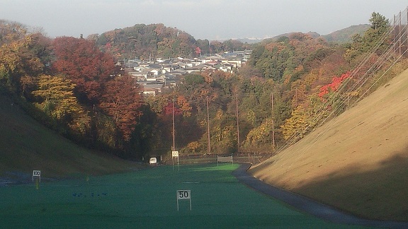 練習場からの紅葉の景色
